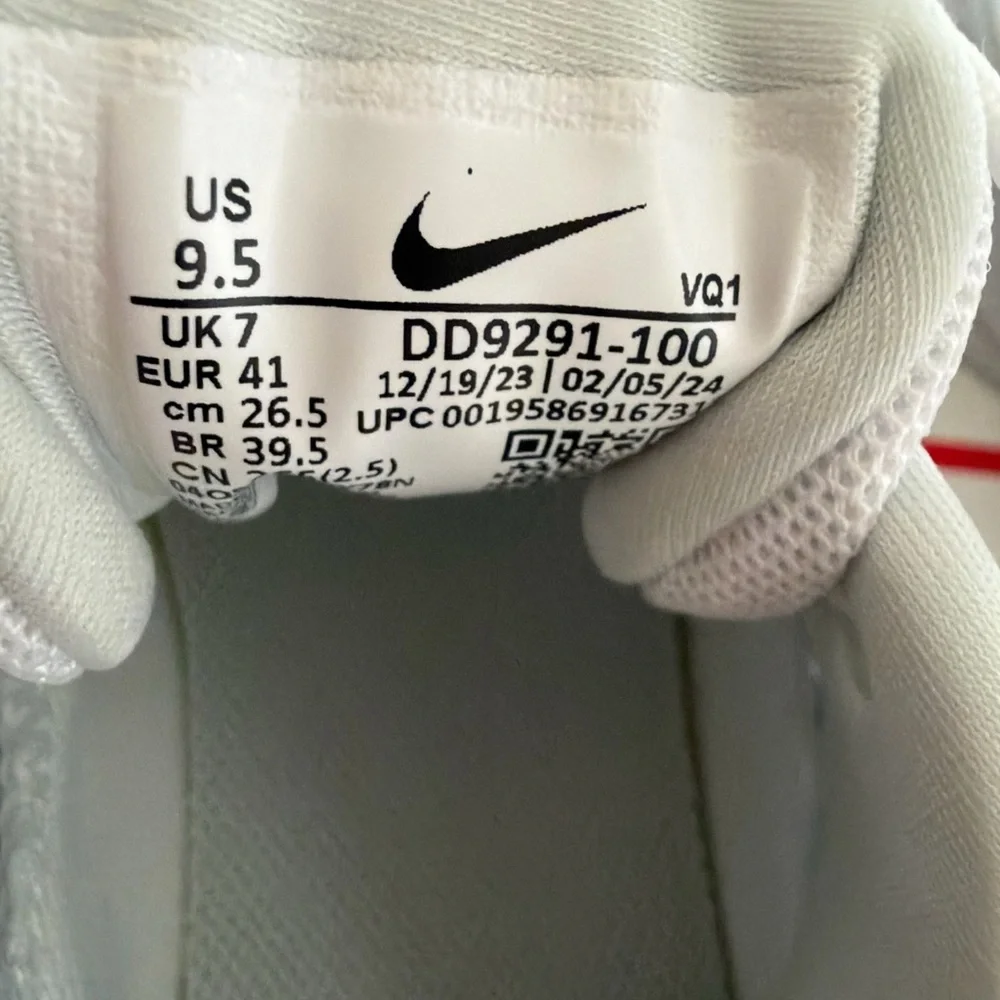 Nike White Metallic silver WMNS NIKE QUEST 5 size 9.5!Athletic Sneakers 👟 new